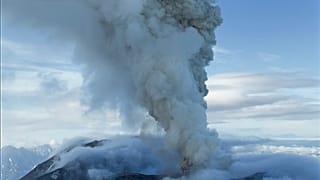 Esta fotografia tirada de um vídeo por Artem Sheldr mostra uma vista aérea da erupção do vulcão Krasheninnikov da cintura vulcânica oriental.