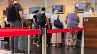 Zwei Online-Reisebüros haben Fluggästen eine Rückerstattung innerhalb von 14 Tagen versprochen, wenn Fluggesellschaften ihren Flug streichen.