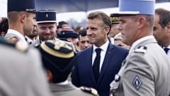 Archiv: Präsident Macron mit Militärangehörigen am französischen Nationalfeiertag, 14. Juli 2025