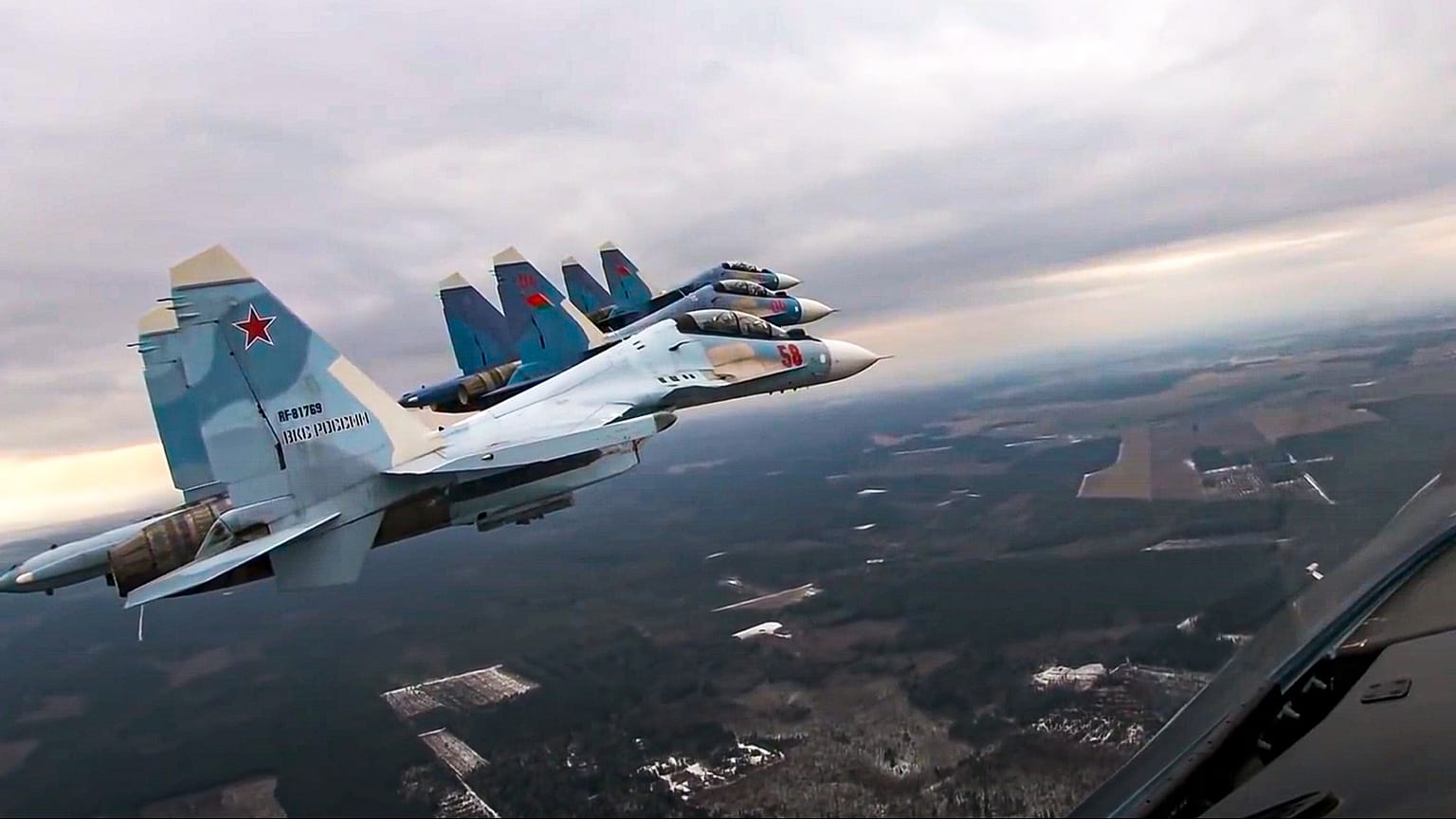 17 de fevereiro de 2022, caças Su-30 das forças aéreas da Rússia e da Bielorrússia voam numa missão conjunta durante exercícios militares na Bielorrússia