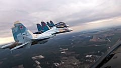 17 de fevereiro de 2022, caças Su-30 das forças aéreas da Rússia e da Bielorrússia voam numa missão conjunta durante exercícios militares na Bielorrússia