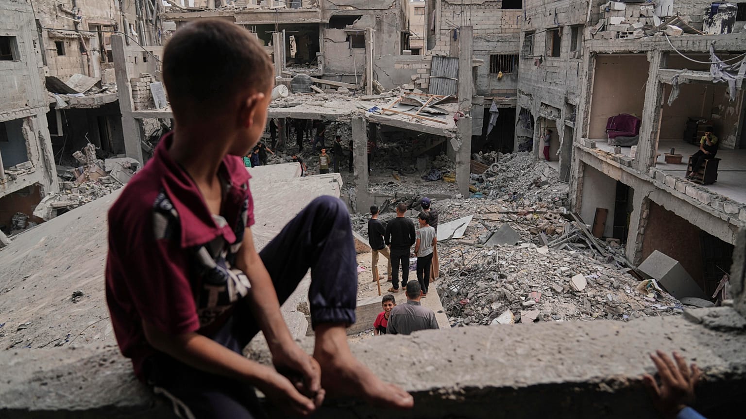 DOSYA FOTOĞRAFI - Filistinliler, 15 Mayıs 2025 Perşembe günü Gazze Şeridi'ndeki Han Yunus'ta İsrail hava saldırılarıyla yıkılan El-Lahham ailesinin evinin enkazını inceliyor.