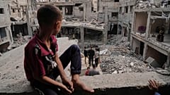 FOTO DE ARQUIVO - Palestinianos inspecionam os escombros da casa da família Al-Lahham, destruída por ataques aéreos israelitas em Khan Younis, Faixa de Gaza, na quinta-feira, 15 de maio de 2025
