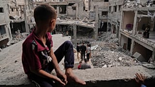 DOSYA FOTOĞRAFI - Filistinliler, 15 Mayıs 2025 Perşembe günü Gazze Şeridi'ndeki Han Yunus'ta İsrail hava saldırılarıyla yıkılan El-Lahham ailesinin evinin enkazını inceliyor.