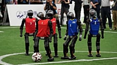 İnsansı robotlar, 04.08.2025 tarihinde Çin'in Pekin kentinde düzenlenecek 2025 Dünya İnsansı Robot Oyunları öncesinde bir medya turu sırasında futbol oynayarak yeteneklerini sergiledi.