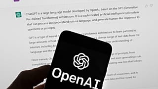 يظهر شعار OpenAI على هاتف محمول أمام شاشة كمبيوتر تعرض مخرجات من ChatGPT، 21 مارس 2023، في بوسطن