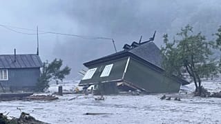 Nesta imagem divulgada pelos serviços de emergência romenos de Suceava (ISU Suceava), uma casa é danificada após uma inundação repentina na aldeia de Brosteni, no norte da Roménia