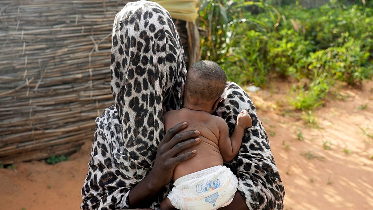 امرأة فرت من الحرب في السودان تحمل طفلها في مخيم للاجئين في أدري، تشاد، 5 أكتوبر 2024.