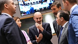 Ministros dos Negócios Estrangeiros da França, Eslovénia, Espanha e Eslováquia durante uma reunião dos ministros dos Negócios Estrangeiros da UE no edifício do Conselho Europeu em Bruxelas