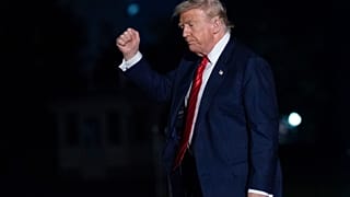 الرئيس دونالد ترامب يلوح بيده أثناء سيره في الحديقة الجنوبية لدى وصوله إلى البيت الأبيض، الأحد 3 أغسطس/آب 2025، في واشنطن. 