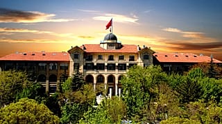Bu arşiv fotoğrafta, başkent Ankara'da bulunan Gazi Üniversitesi'nin bir binası görülüyor.