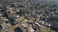 Ein Luftbild zeigt Zelte inmitten der Zerstörung durch die israelische Luft- und Bodenoffensive in Beit Lahiya, 17. Februar 2025