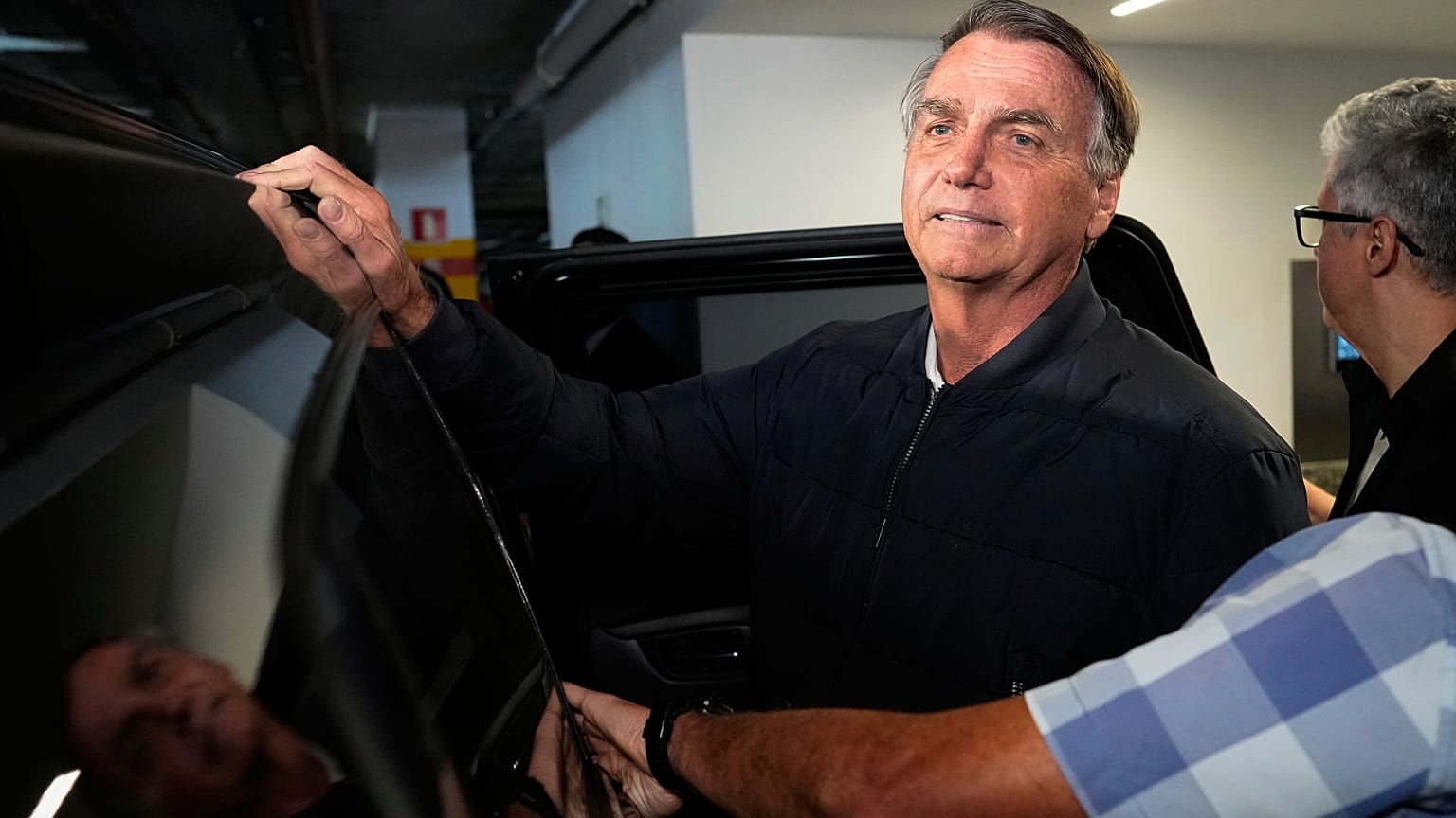 L'ancien président Jair Bolsonaro quitte le siège du Parti libéral à Brasilia, au Brésil, mercredi 23 juillet 2025.