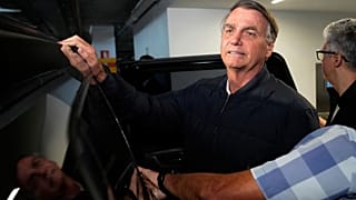 L'ancien président Jair Bolsonaro quitte le siège du Parti libéral à Brasilia, au Brésil, mercredi 23 juillet 2025.