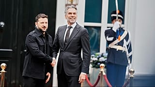 Ο πρωθυπουργός της Ολλανδίας Dick Schoof χαιρετά τον πρόεδρο της Ουκρανίας Volodymyr Zelenskyy στο περιθώριο της συνόδου κορυφής του ΝΑΤΟ στη Χάγη, Ολλανδία, Τρίτη 24 Ιουνίου 2025.