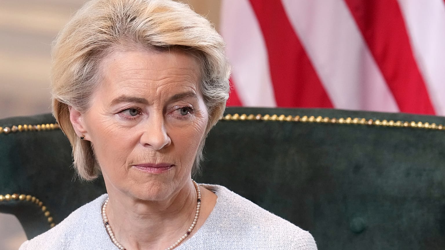 Ursula von der Leyen escucha mientras se reúne con Donald Trump en el campo de golf Trump Turnberry en Turnberry, Escocia, el domingo 27 de julio de 2025.