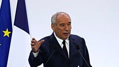 Fransa Başbakanı François Bayrou, 2026 yılının bütçesine ilişkin açıklama yaparken. 