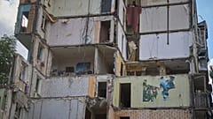 DATEI - Ein Blick auf das mehrstöckige Wohnhaus, das am Donnerstagabend von einer russischen Rakete getroffen wurde, in Kiew, Ukraine, Freitag, 1. August 2025. 