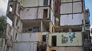 ARQUIVO - Vista de uma casa residencial de vários andares que foi atingida por um míssil russo na noite de quinta-feira, em Kiev, Ucrânia, na sexta-feira, 1 de agosto de 2025.