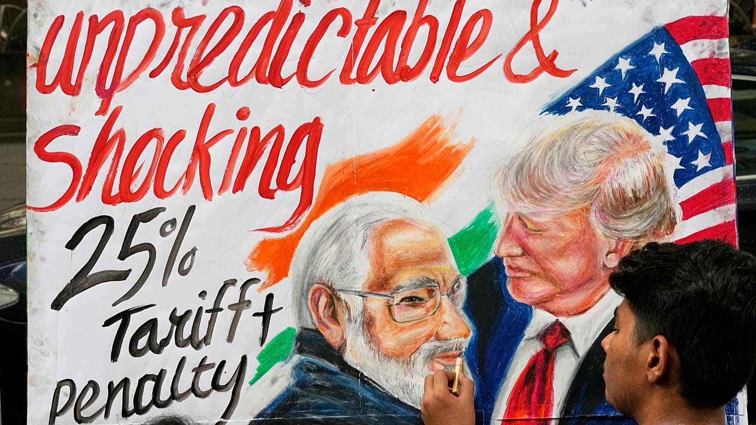Gurukul Sanat Okulu'ndan bir öğrenci Hindistan'ın Mumbai kentinde ABD Başkanı Donald Trump ve Hindistan Başbakanı Narendra Modi'nin sanat eserlerini tamamlıyor. 1 Ağustos 2025