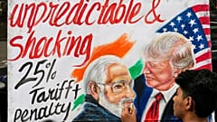 Gurukul Sanat Okulu'ndan bir öğrenci Hindistan'ın Mumbai kentinde ABD Başkanı Donald Trump ve Hindistan Başbakanı Narendra Modi'nin sanat eserlerini tamamlıyor. 1 Ağustos 2025