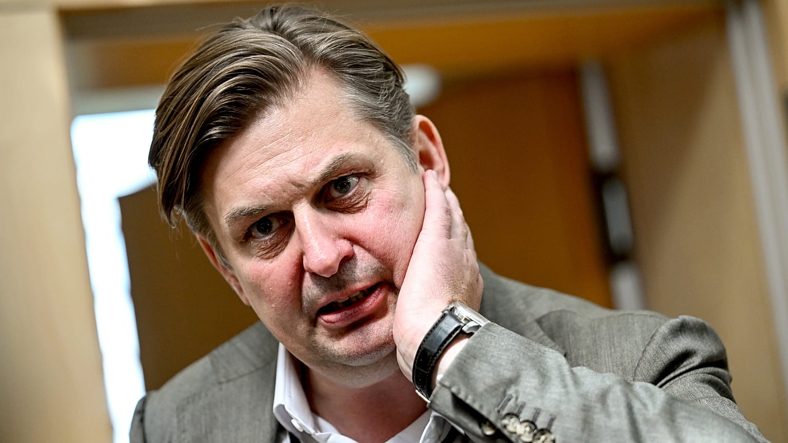Un antiguo empleado del ex eurodiputado de AfD Maximilian Krah debe responder ante el Tribunal Regional Superior de Dresde.