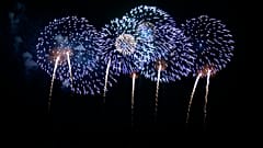 ARCHIVBILD - Feuerwerk ist von der Toki Messe aus zu sehen, wo das G7-Treffen der Finanzminister und Zentralbankgouverneure in Niigata, Japan, am Freitag, den 12. Mai 2023, stattfindet.