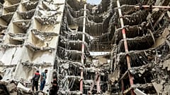  دمار في مبنى متروبول التجاري، في مدينة عبادان جنوب غربي إيران، يوم الثلاثاء 24 مايو/أيار 2022. 