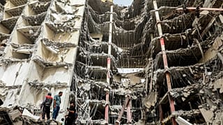 A Metropol kereskedelmi épületben keletkezett károk a délnyugat-iráni Abadan városában 2022. május 24-én, kedden.