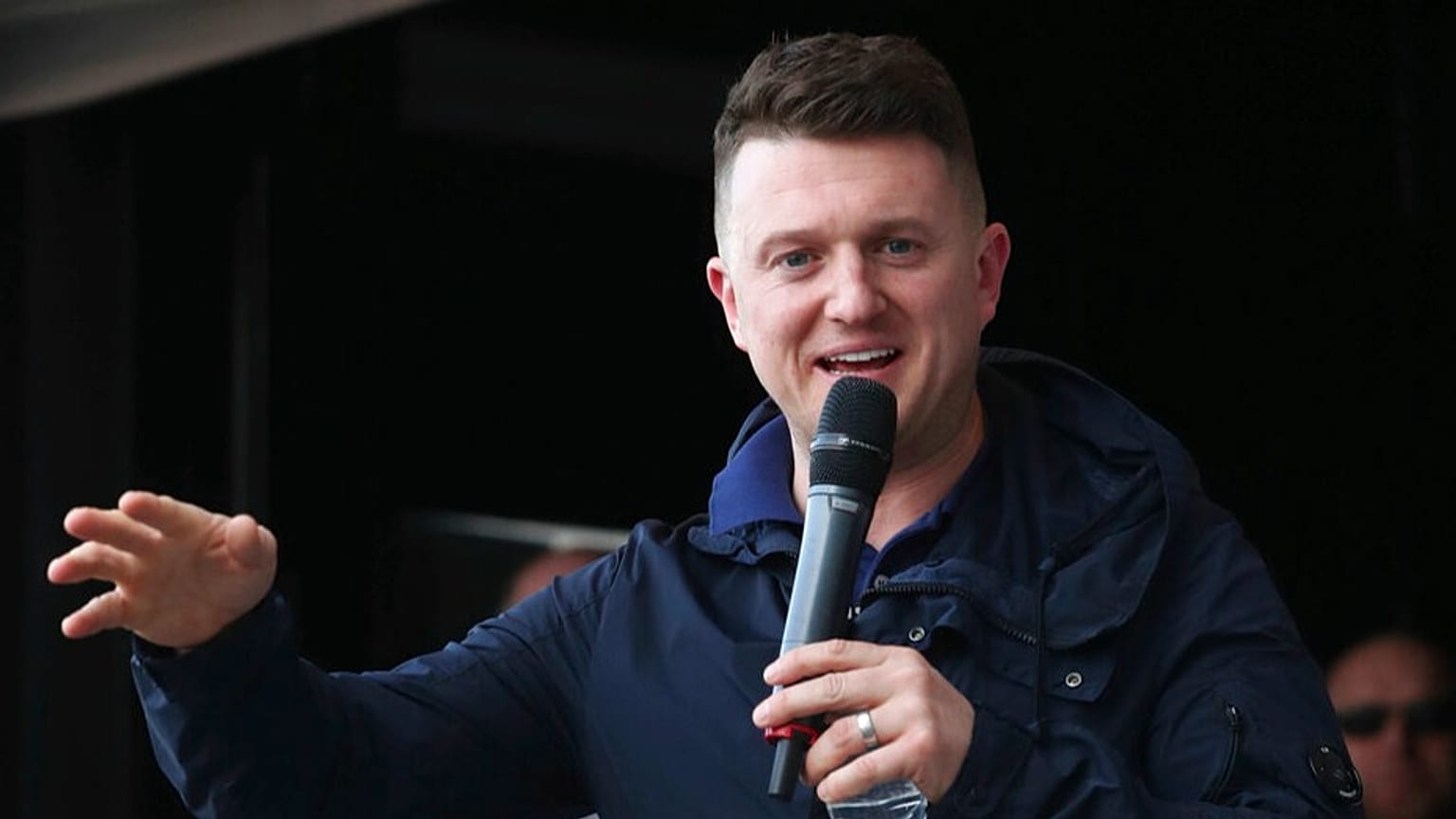 ngiliz Savunma Ligi'nin eski lideri ve kurucusu Tommy Robinson, Salford, İngiltere'deki BBC binası önünde, 23 Şubat 2019
