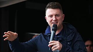 FILE: L'ex leader e fondatore della English Defence League, Tommy Robinson, davanti all'edificio della BBC a Salford, Inghilterra, 23 febbraio 2019.