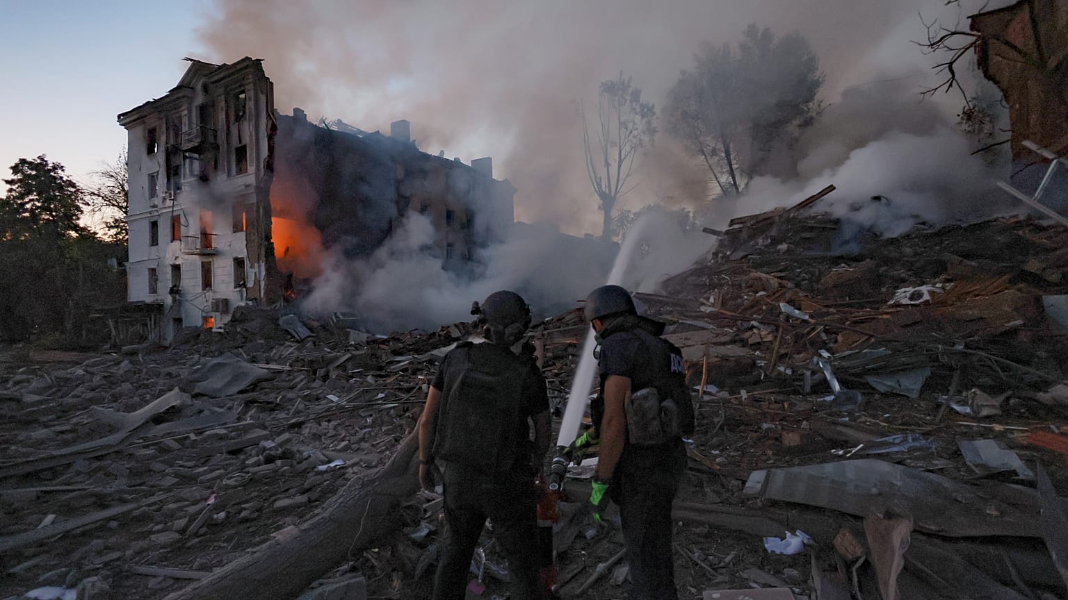 Los servicios de emergencia trabaja para extinguir un incendio en una casa residencial destruida por un ataque aéreo ruso en Kramatorsk, Ucrania, el 31 de julio de 2025.