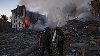 Los servicios de emergencia trabaja para extinguir un incendio en una casa residencial destruida por un ataque aéreo ruso en Kramatorsk, Ucrania, el 31 de julio de 2025.