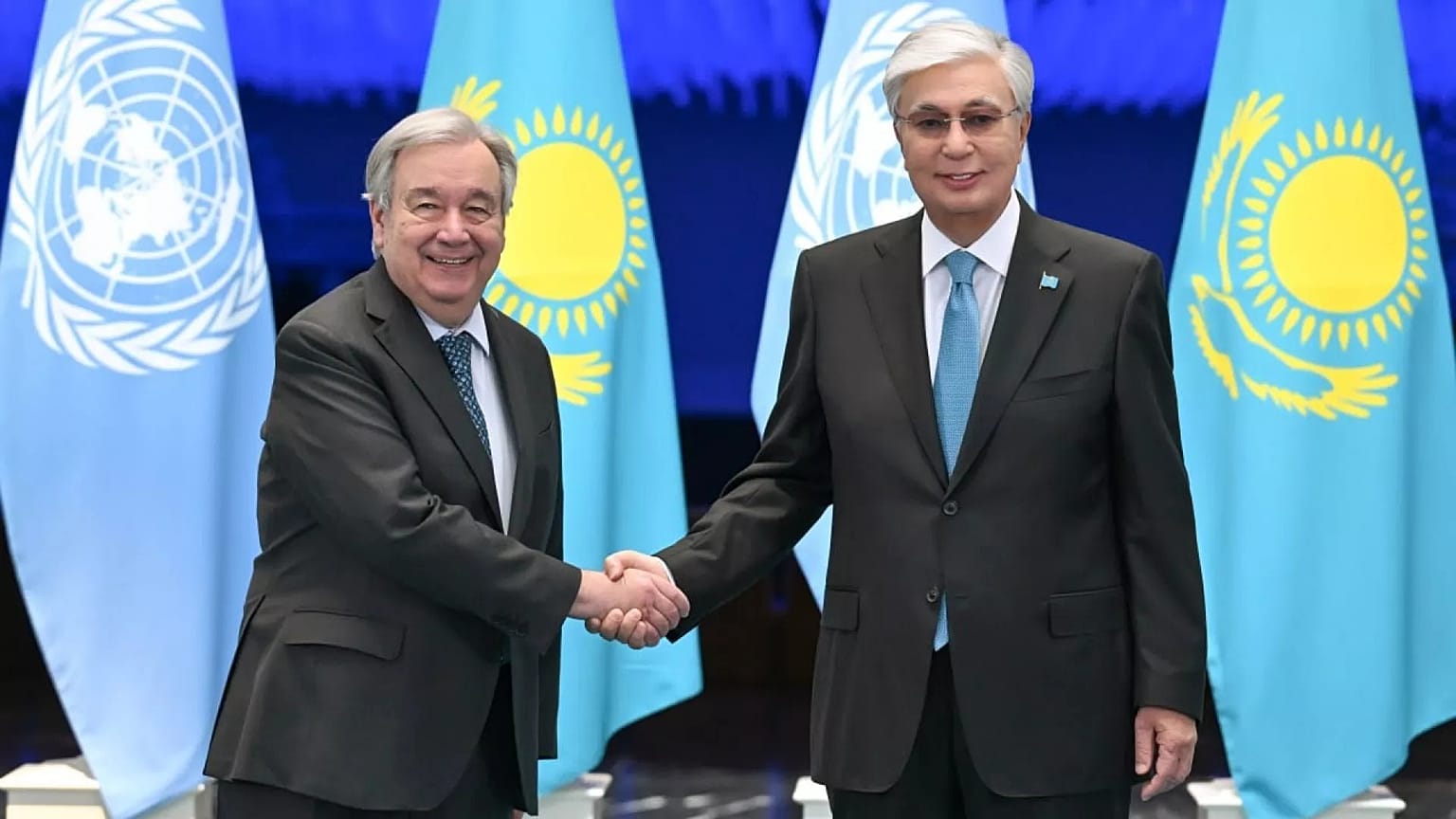 Birleşmiş Milletler Genel Sekreteri Antonio Guterres ve Kazakistan Cumhurbaşkanı Kassym-Jomart Tokayev, 3 Ağustos 2025 tarihinde yeni BM Bölgesel Merkezi'nin imza töreninde.