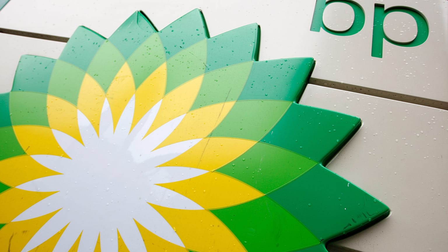 A BP logo at a gas station in Washington. 25 October 2007.