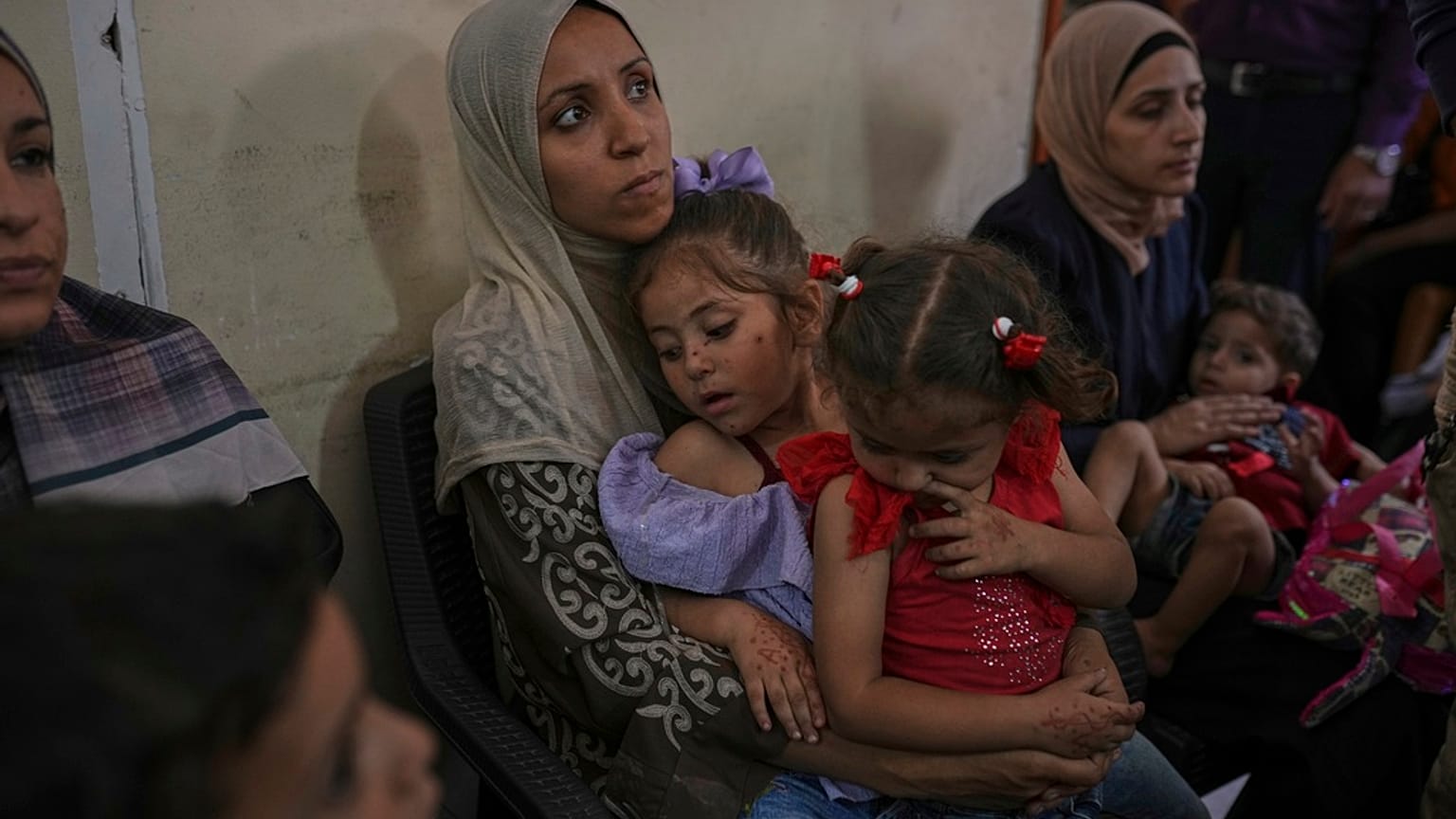 نساء فلسطينيات ينتظرن مع أطفالهن المرضى للحصول على الرعاية الطبية في عيادة مكتظة في مدينة غزة، الأربعاء 28 مايو/أيار 2025