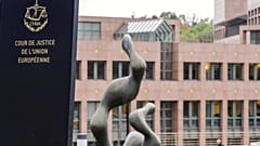 Ένας άνδρας περπατά δίπλα από το Ευρωπαϊκό Δικαστήριο στο Λουξεμβούργο, 5 Οκτωβρίου 2015.