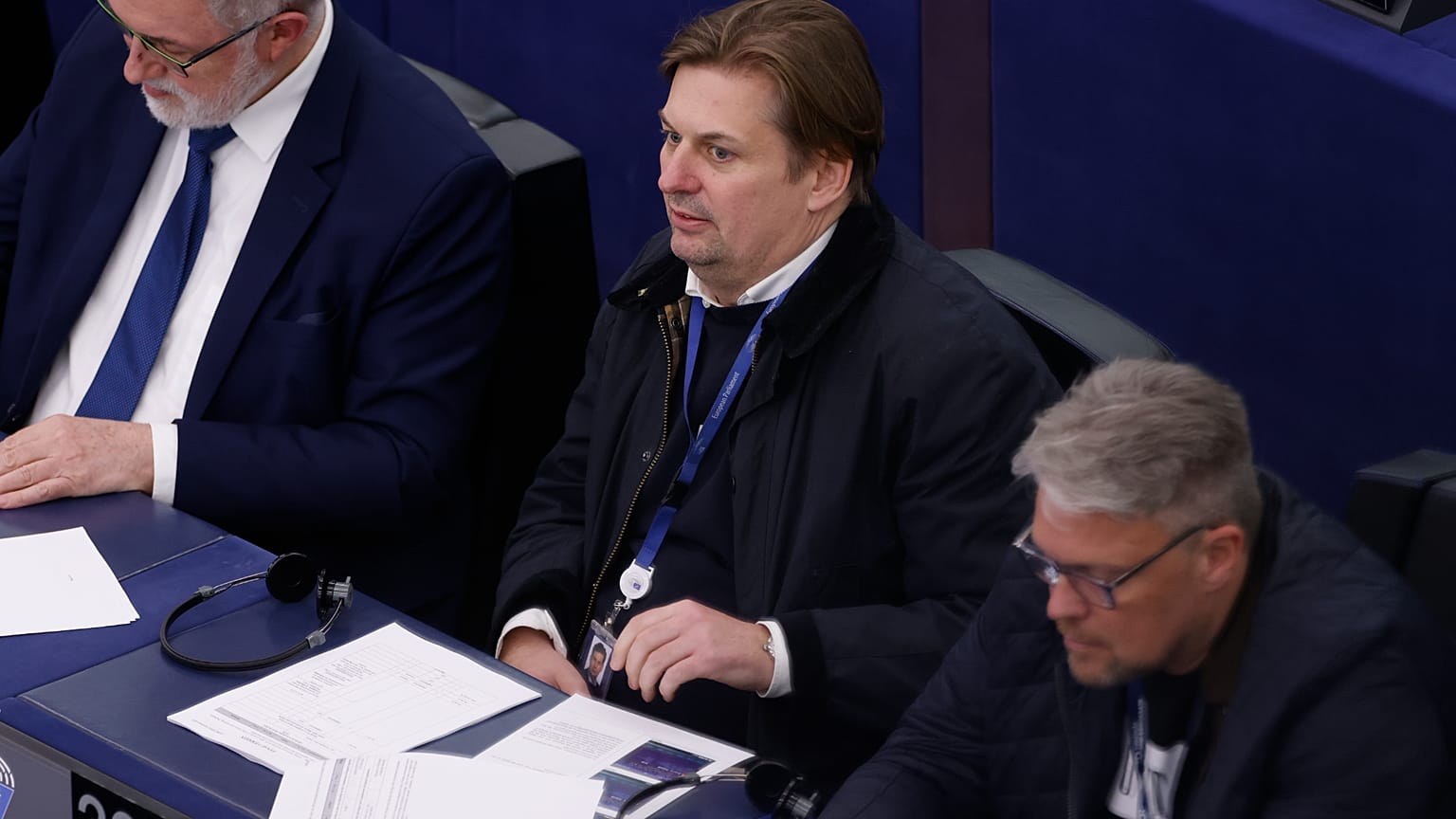 Aşırı sağcı Alternative partisinden Alman Maximilian Krah, ortada, 23 Nisan 2024 Salı günü Fransa'nın doğusundaki Strazburg kentinde Avrupa Parlamentosu'ndaki bir oturuma katılıyor.