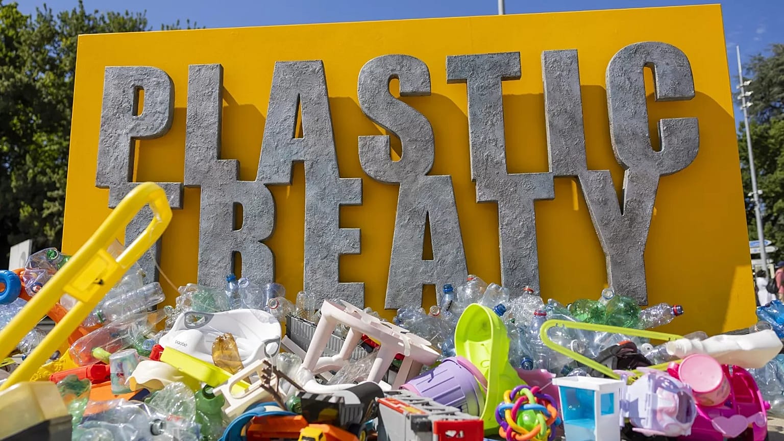 İsviçre'nin Cenevre kentindeki Birleşmiş Milletler'in Avrupa merkezinin önündeki Place des Nations'da plastik eşyalar görülüyor.