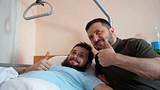CAPTURE D'ÉCRAN - Le président ukrainien Volodymyr Zelenskyy visite un hôpital militaire ukrainien lors d'un voyage à Kharkiv