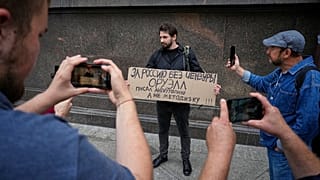 Un attivista tiene un cartello di protesta contro la censura durante una manifestazione a Mosca, in Russia, il 22 luglio 2025.