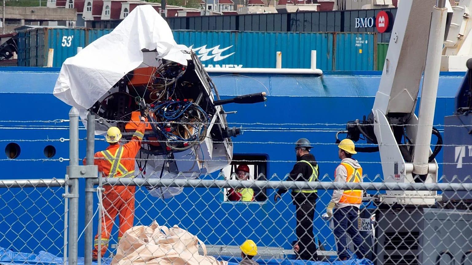 Déchargement des débris du submersible Titan récupérés au fond de l'océan près de l'épave du Titanic, à Terre-Neuve, le 28 juin 2023.