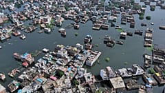 Prayagraj'da şiddetli muson yağmurlarının ardından Ganga nehri kıyısında sular altında kalan evler, 5 Ağustos, 2025