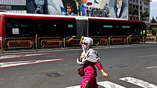 امرأة إيرانية تشق طريقها ، في شارع  (الثورة الإسلامية)