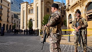جنود من الجيش اللبناني أمام مبنى البرلمان وسط بيروت قبيل جلسة انتخاب رئيس جديد، 9  يناير 2025.