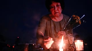 Ein Besucher zündet Räucherstäbchen im Peace Memorial Park vor der Gedenkstätte zum 80. Jahrestag des US-Atombombenabwurfs in Hiroshima an, Mittwoch, 6. August 2025