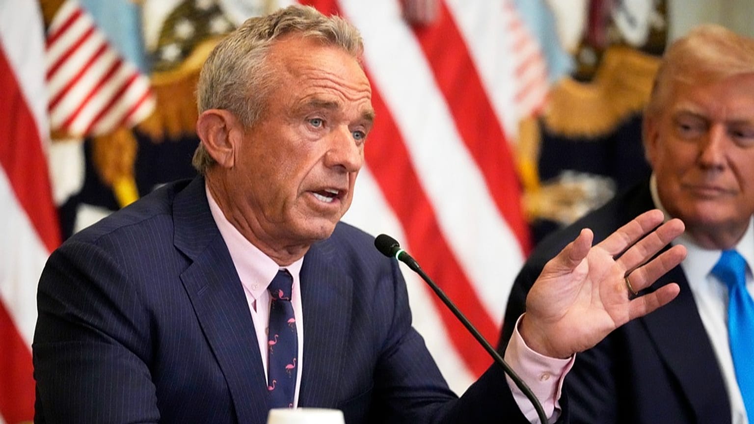 HHS vezetője Robert F Kennedy Jr beszél, ahogy Trump elnök hallgatja egy rendezvényen, hogy támogassa javaslatát, hogy javítsa az amerikaiak hozzáférését az orvosi feljegyzésekhez, július 30, 2025