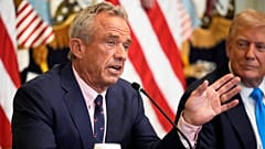 HHS başkanı Robert F Kennedy Jr, Amerikalıların tıbbi kayıtlarına erişimini iyileştirme önerisini tanıtmak için düzenlenen bir etkinlikte Başkan Trump dinlerken konuşuyor, 30 Temmuz 2025