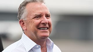 O enviado especial Steve Witkoff aguarda a chegada do presidente Donald Trump ao aeroporto de Teterboro, em Teterboro, Nova Jérsia. 13 de julho de 2025.