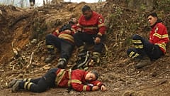 Bombeiros exaustos após combates a incêndios